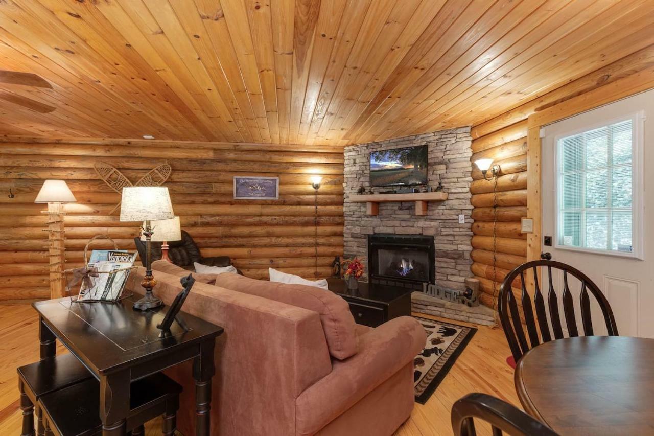 Log Cabin! 1mile From The Action! Private Lane! Hot Tub! Pool Table!