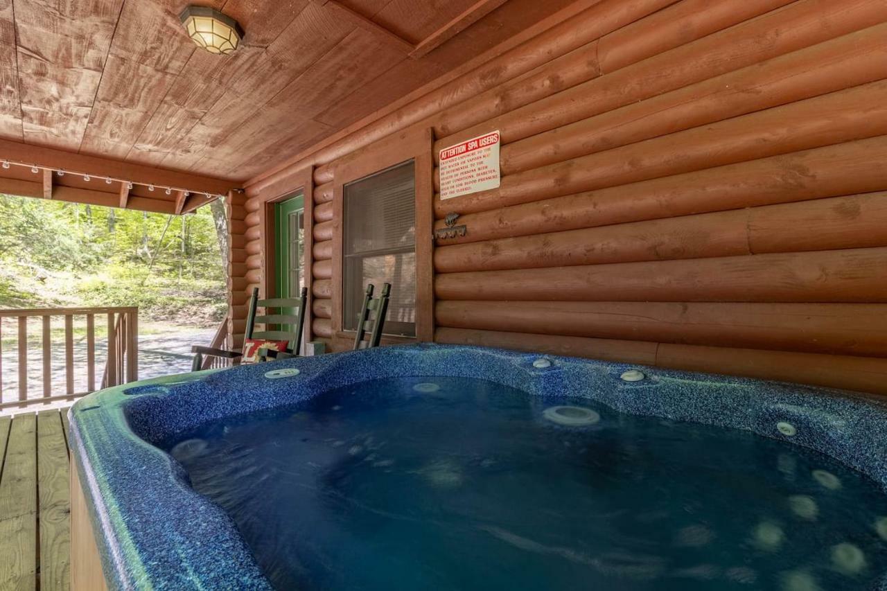 Log Cabin! 1mile From The Action! Private Lane! Hot Tub! Pool Table! Pigeon Forge