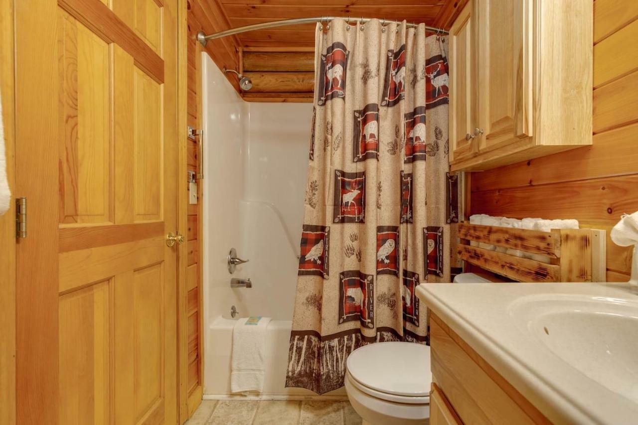 Log Cabin! 1mile From The Action! Private Lane! Hot Tub! Pool Table! * Pigeon Forge