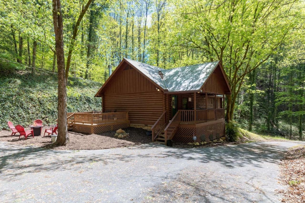 Log Cabin! 1mile From The Action! Private Lane! Hot Tub! Pool Table!