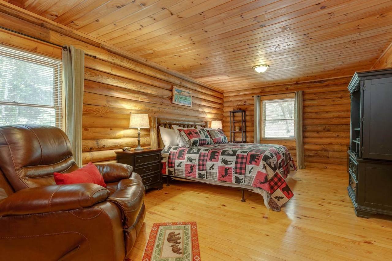 Log Cabin! 1mile From The Action! Private Lane! Hot Tub! Pool Table! Holiday home *