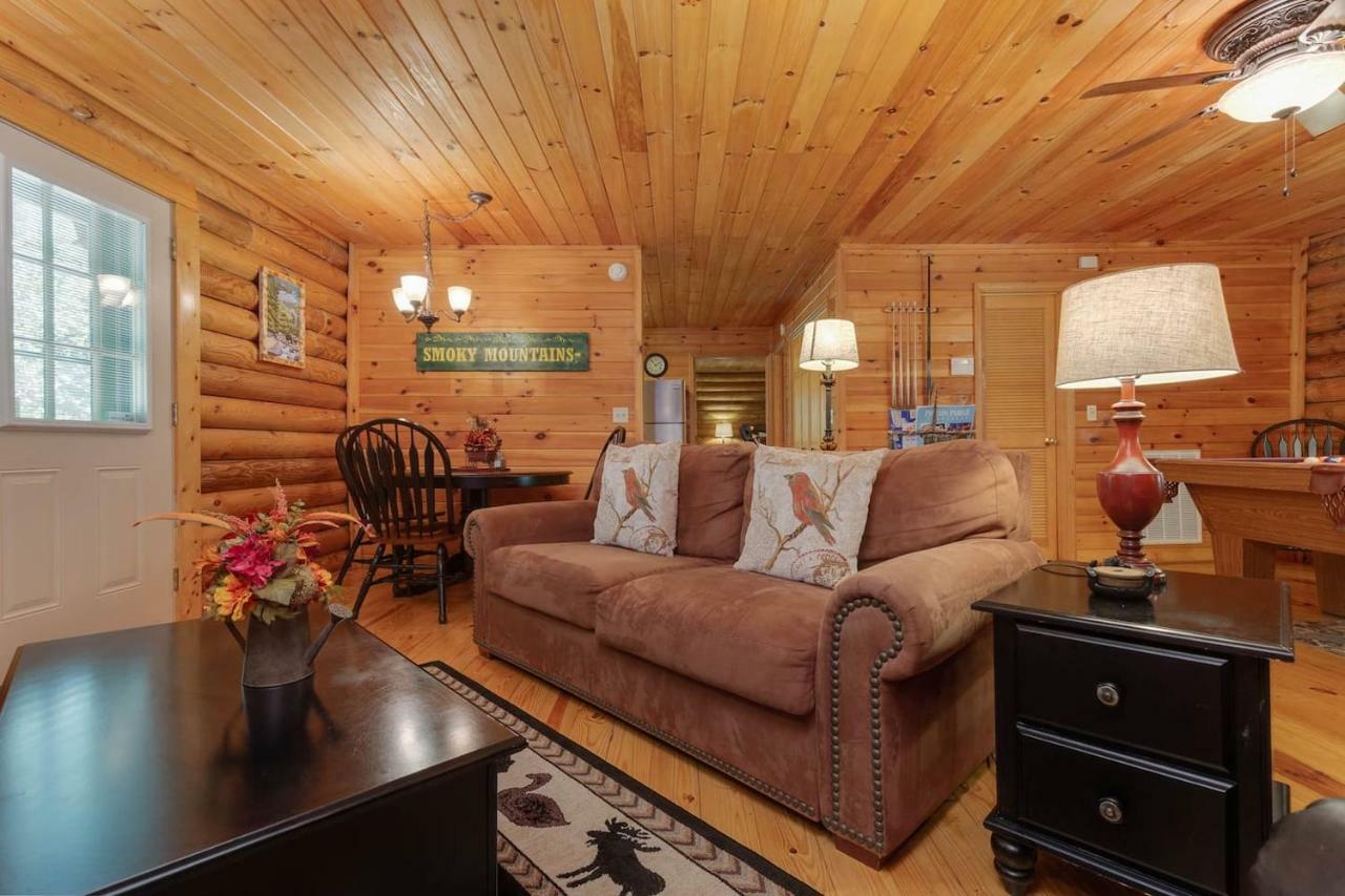 Log Cabin! 1mile From The Action! Private Lane! Hot Tub! Pool Table! *