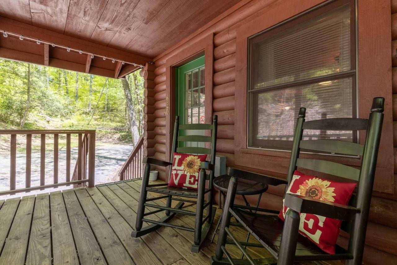 Log Cabin! 1mile From The Action! Private Lane! Hot Tub! Pool Table! Holiday home