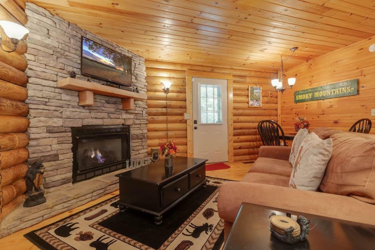 Holiday home Log Cabin! 1mile From The Action! Private Lane! Hot Tub! Pool Table! *