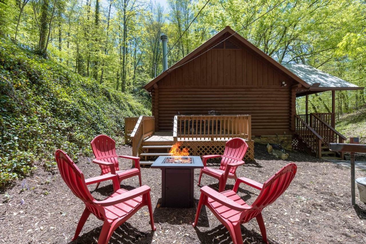 Log Cabin! 1mile From The Action! Private Lane! Hot Tub! Pool Table! Holiday home *