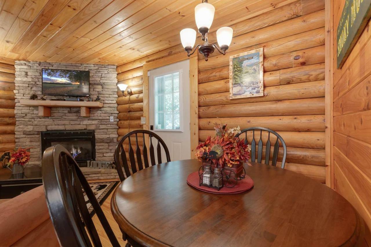 Log Cabin! 1mile From The Action! Private Lane! Hot Tub! Pool Table! Holiday home *