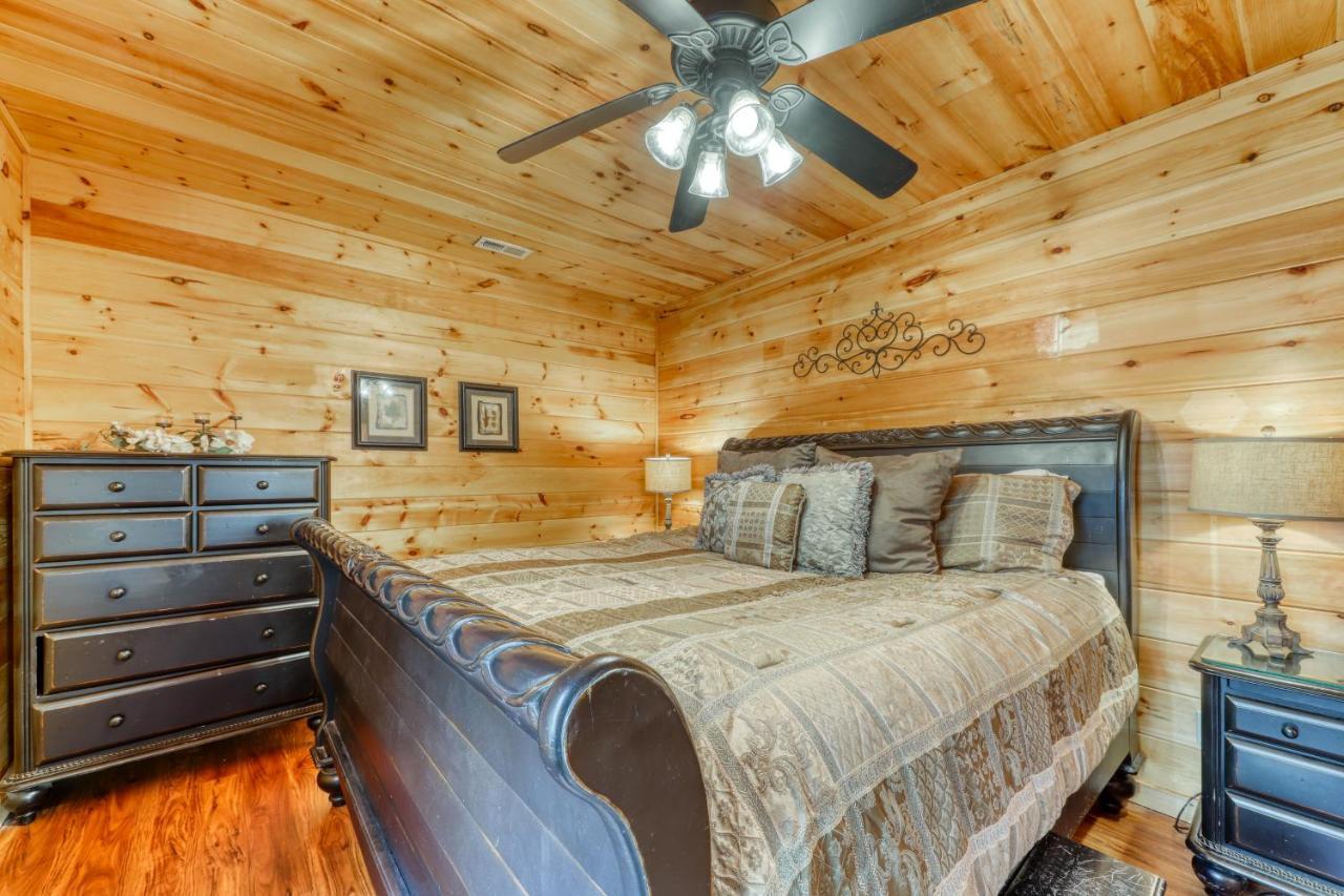 Harrisons Hideout * Pigeon Forge