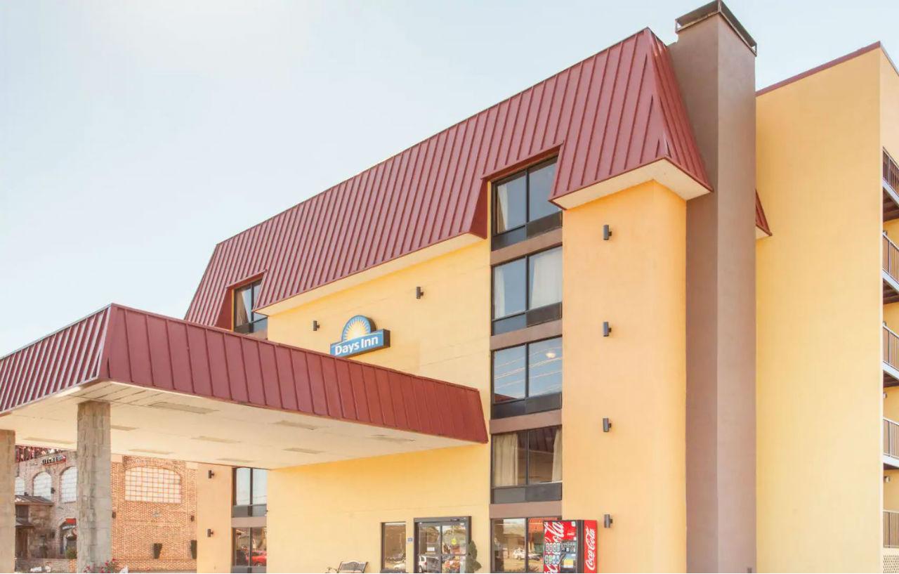Hotel Clarion & Near The Leconte Center